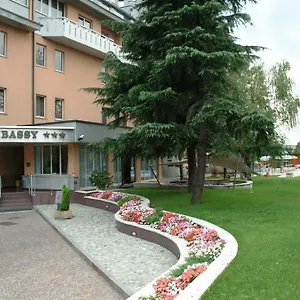 Embassy 3*, Pero Italia